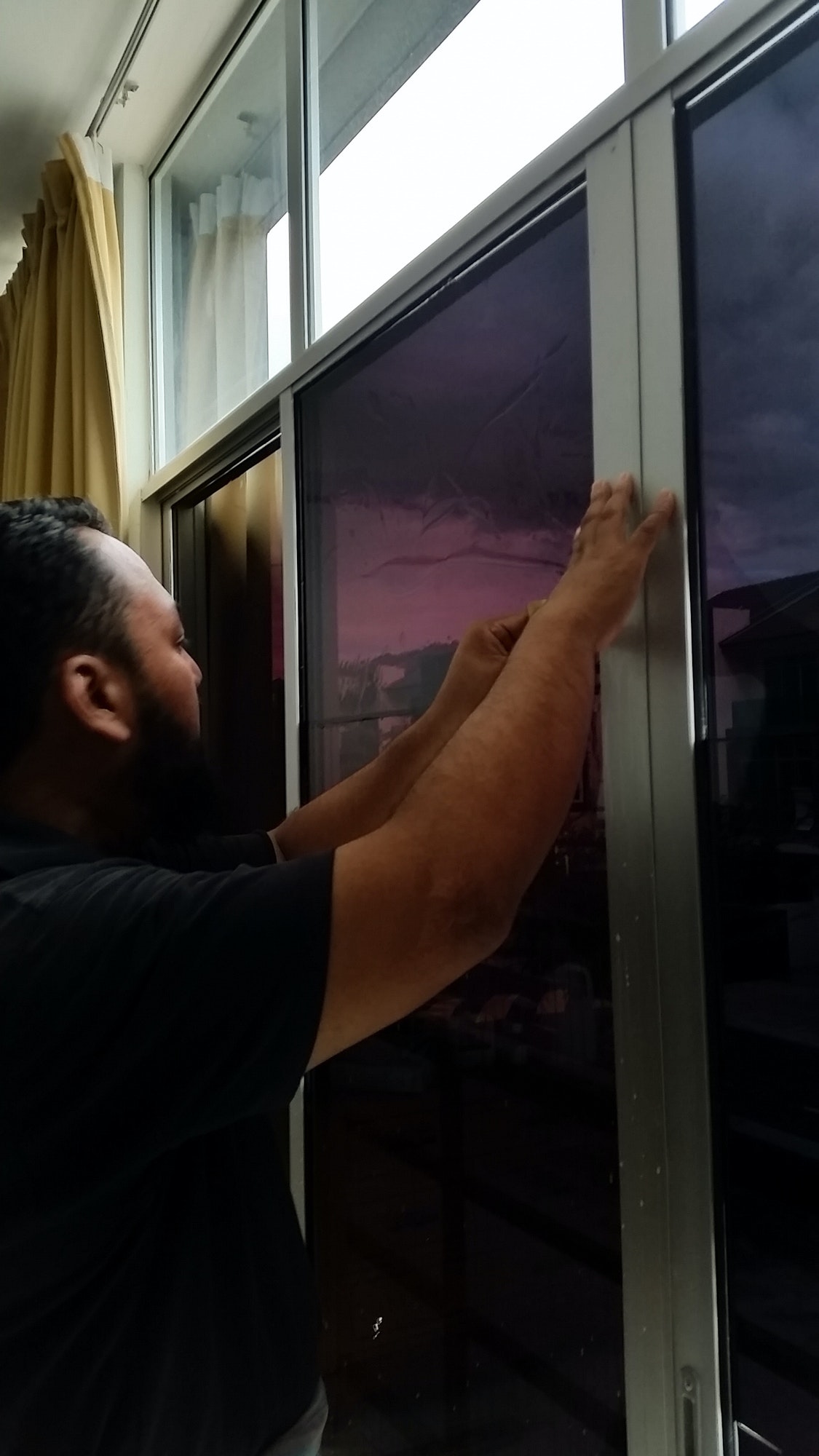 installing windows tinting film to the sliding door
